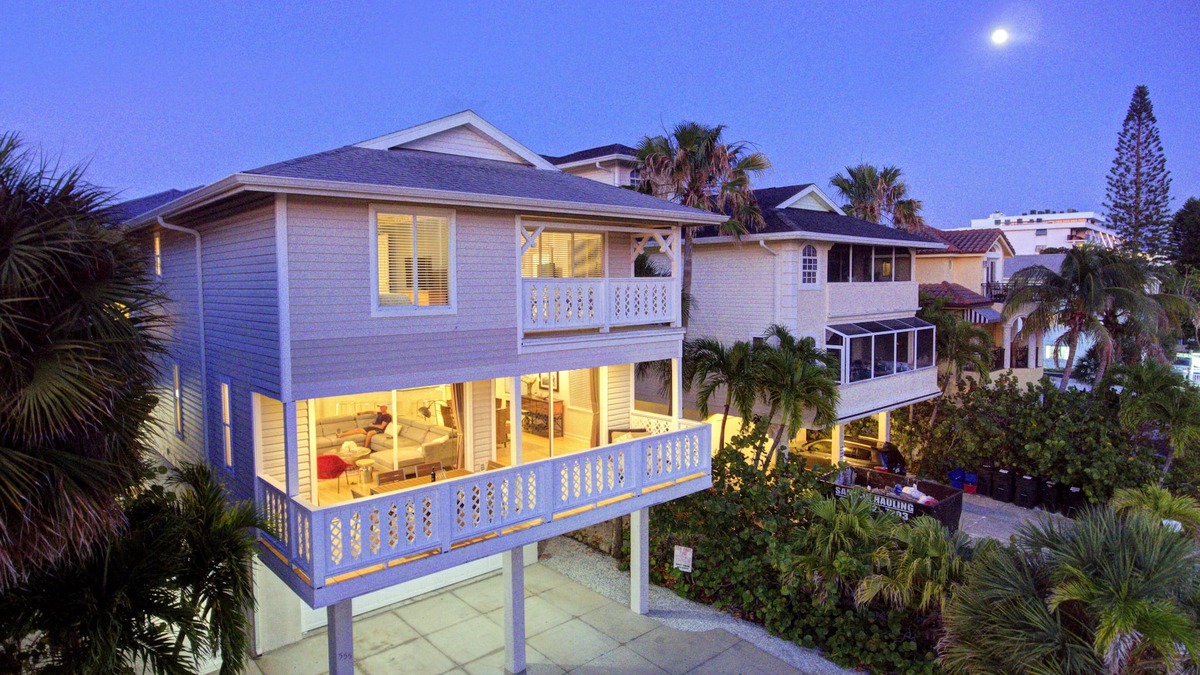 Siesta Key House | 5 STAR SIESTA KEY, 80 STEPS to BEACH, LUXURY POOL, 6 BEDROOMS, SPACIOUS LIVING