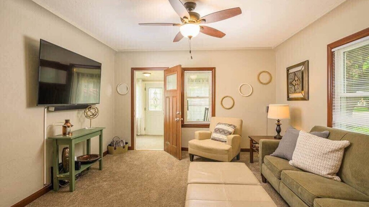 Appleton House | -5 Star Suite Spot - Sleeps 7, 3 BR, Full Remodel