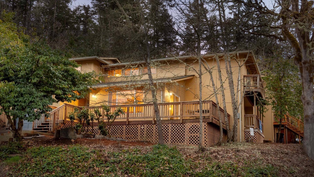 Fairmont House | 5-Star Townhouse! Steps to Hendricks Park and UO! Early Check-In/Late Check-out!