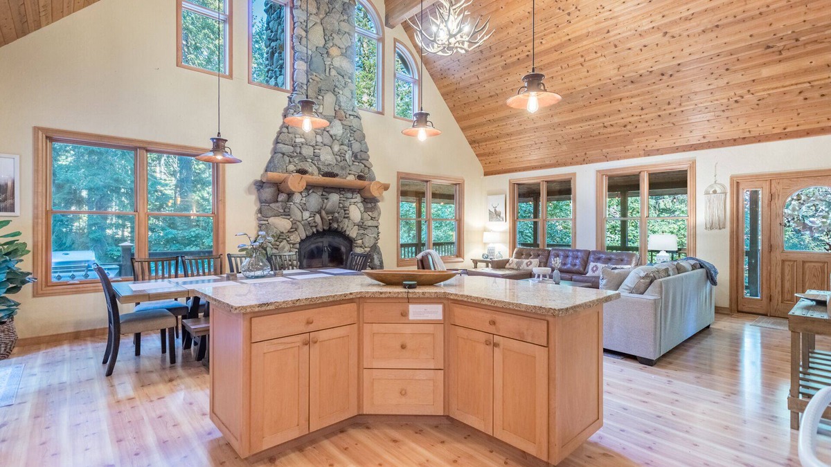 Weed House | 5 Star Winter Wonderland Chalet in Mt. Shasta