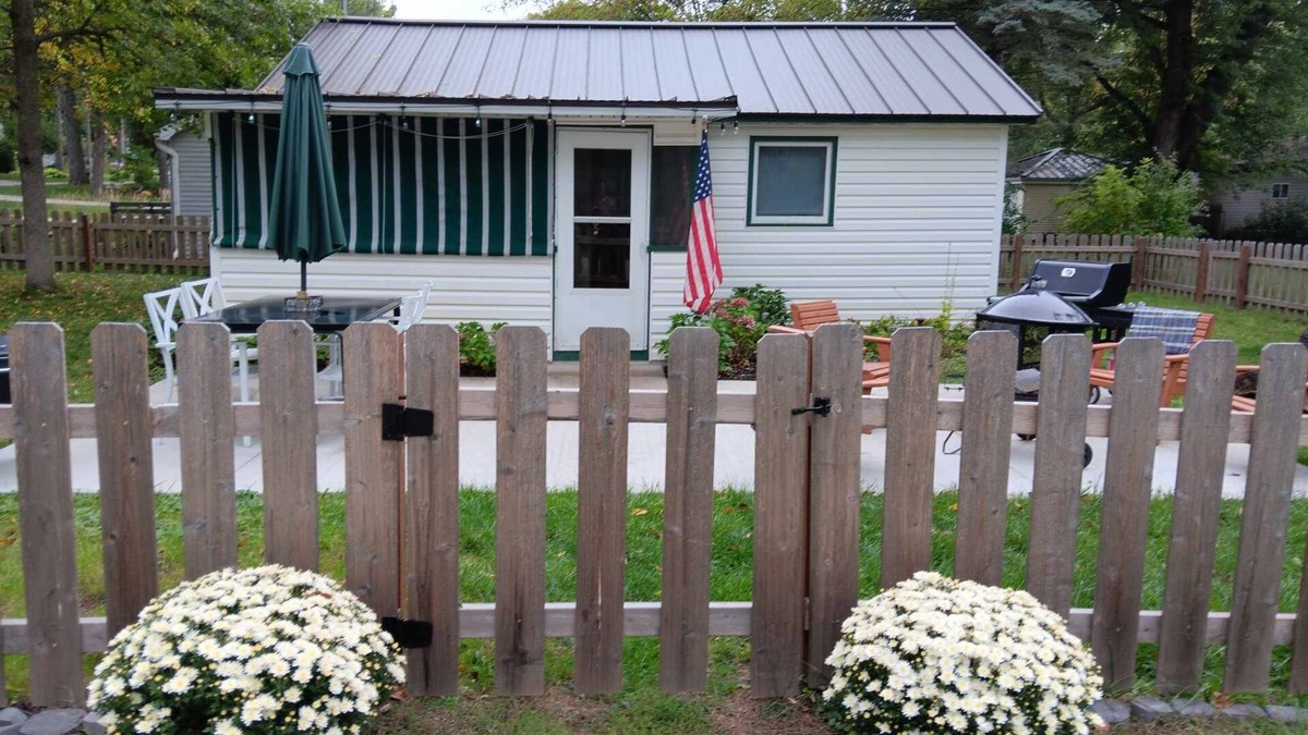 Markesan Cottage | 5 Stars! Summer dates still available!