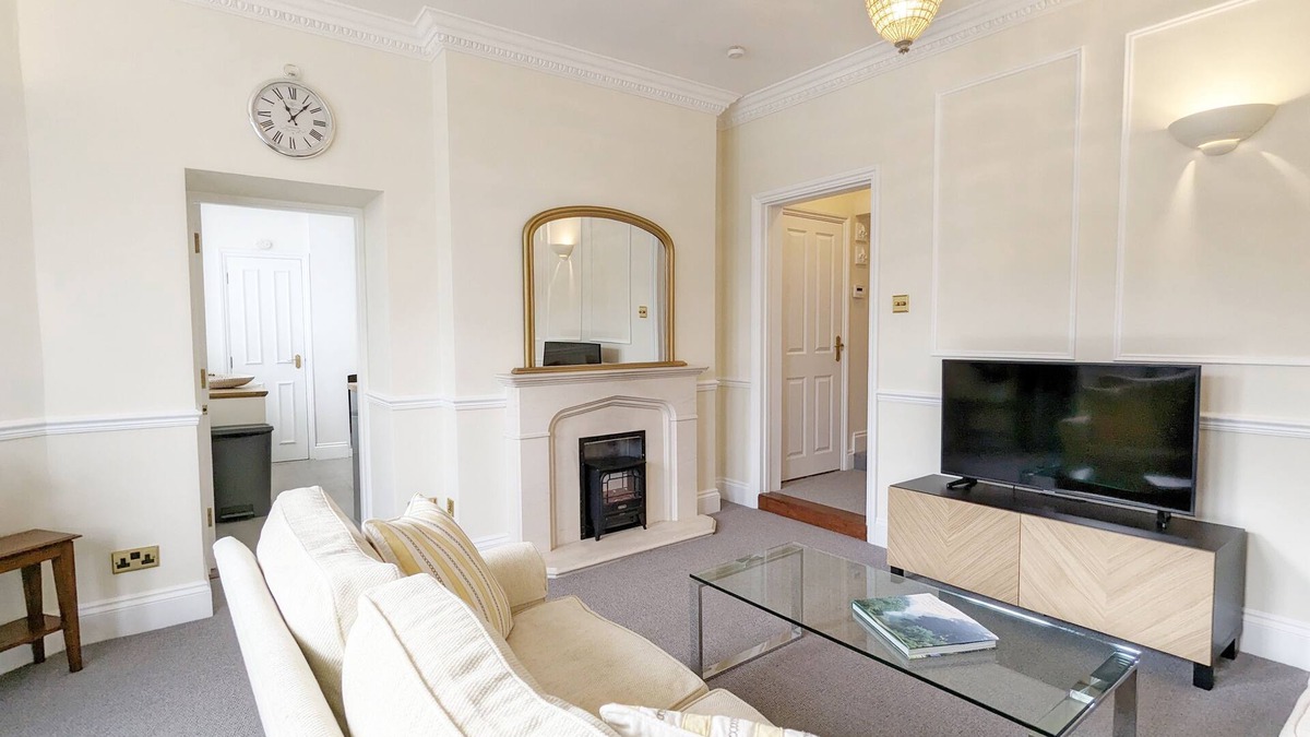 Midhurst Cottage | 5 The Clock House - a flat that sleeps 2 guests in 1 bedroom