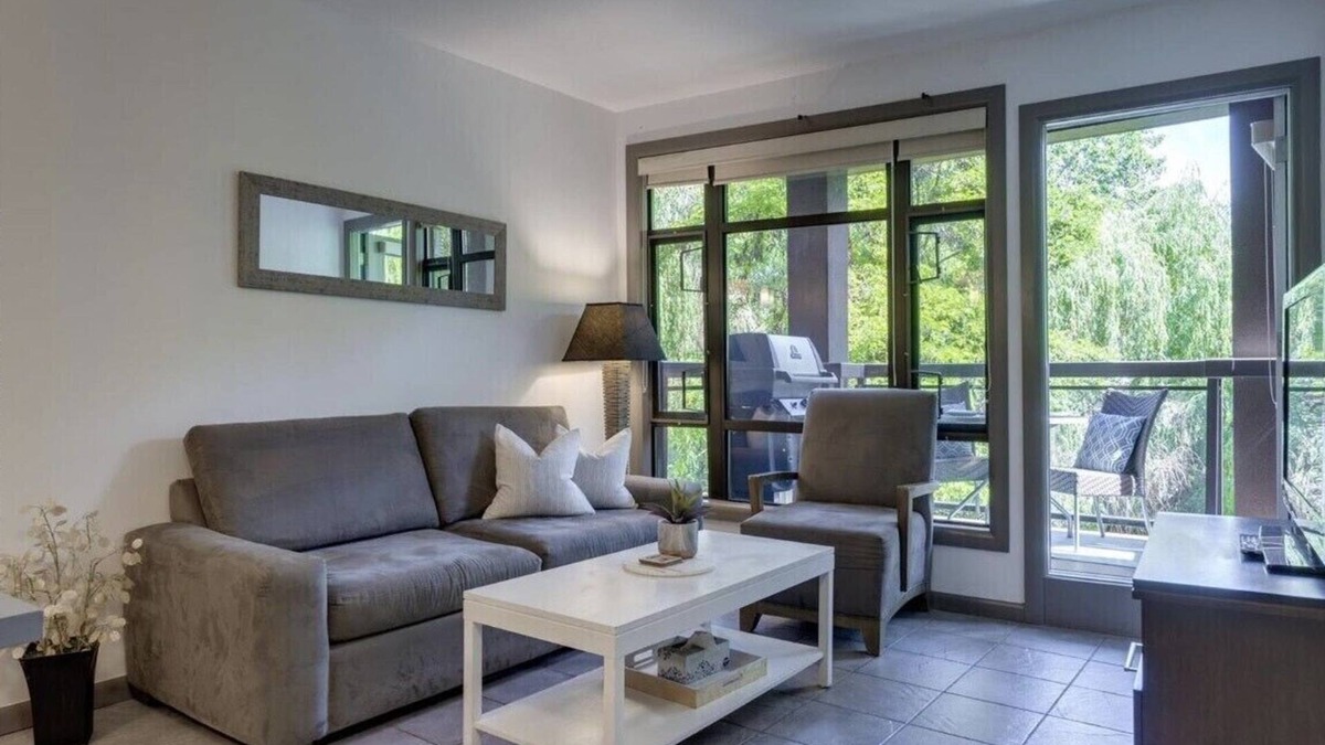 South Pandosy Condo | 5 ⭐️- Unit 322 - Sol Terra Stays - Enjoy Your Breakfast With A Creek View