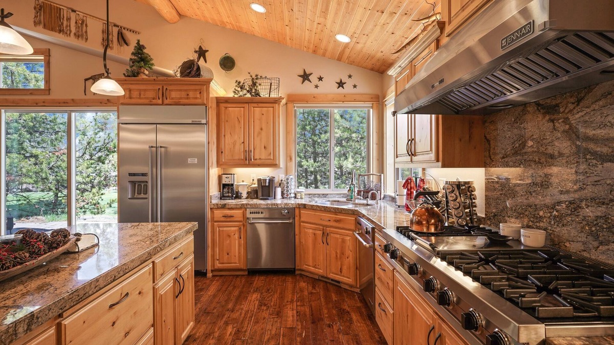 Sunriver House | 5 Vine Maple 6 Bedroom Home by Redawning