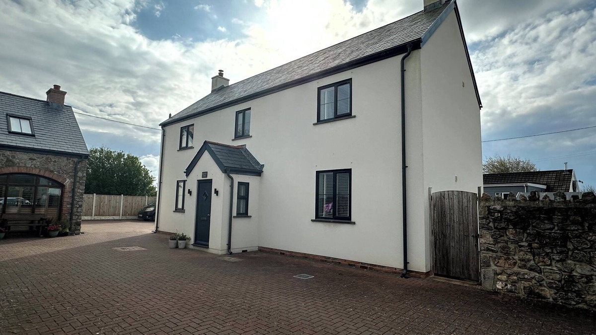 Port-Eynon Cottage | 5* Whitebridge Cottage - short walk to Port Eynon beach and village amenities
