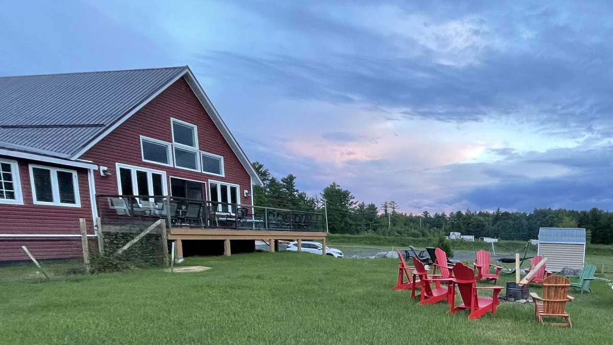 Gravenhurst House | 50 Acres Cottage 6 bedroom Home away from Home