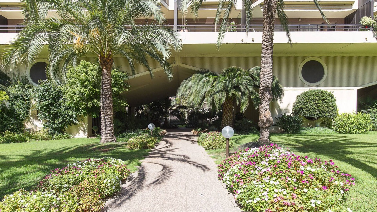 Cannes City Centre Apartment | 50 m Croisette, with parking studio, functional, classified furnished tourism 3*.