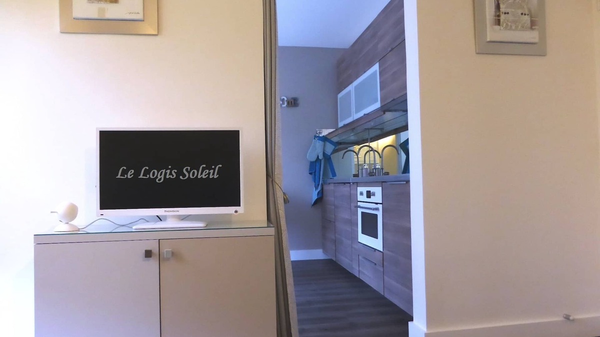 Le Chesnay Apartment | 50 m from the Versailles castle park and 500 m from the shopping center Parly 2