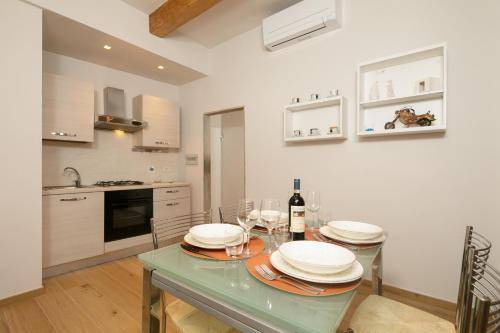 Sant' Ambrogio Apartment | 50 m² Apartment ∙ 1 bedroom ∙ 4 guests
