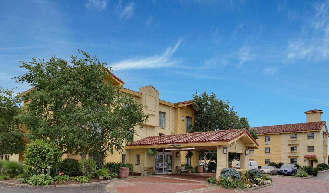 Moon Township Hotel | 500 m² Hotel ∙ 127 guests