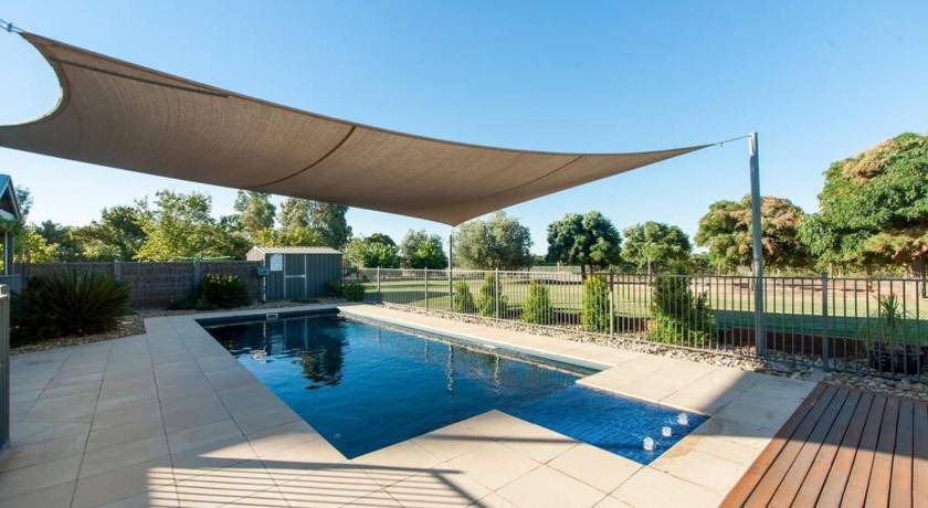 Moama House | 500 m² House ∙ 5 bedrooms ∙ 13 guests