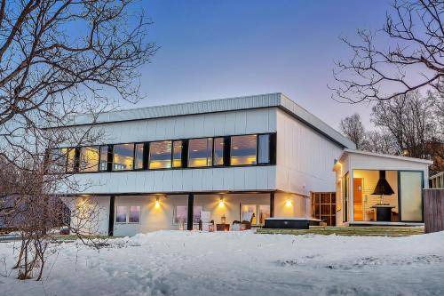 Tromso Villa | 500 m² Villa ∙ 8 bedrooms ∙ 22 guests