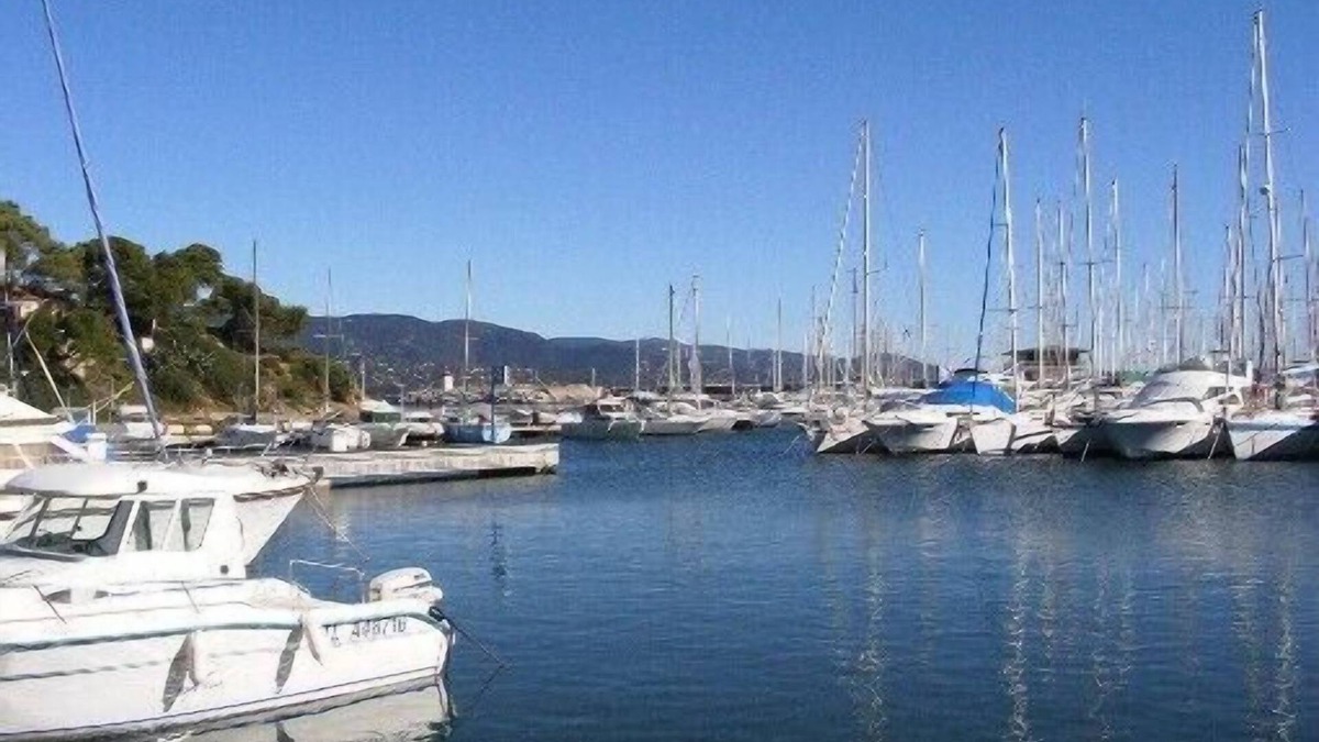 La Faviere Apartment | 500m from the beach, apartment with balcony and garage. Close to shops.