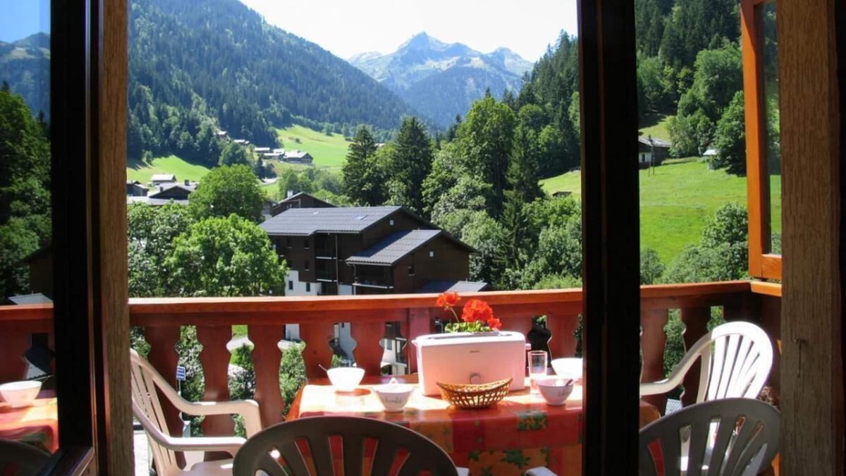 Areches Apartment | 50m from resort center, 2nd floor, swimming pool, parking, tv, 28m², Arêches-Beaufort