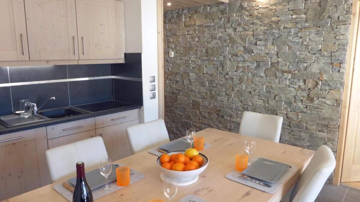 Champagny-en-Vanoise Apartment | 50m from ski slopes, 4th floor, balcony, parking, tv, ski locker, 57m², Champagny-en-Vanoise