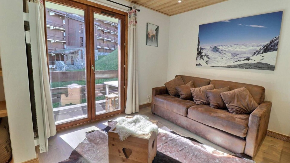 Meribel-Mottaret Apartment | 50m from ski slopes, 1st floor, balcony, fireplace or stove, 45m², Méribel-Mottaret