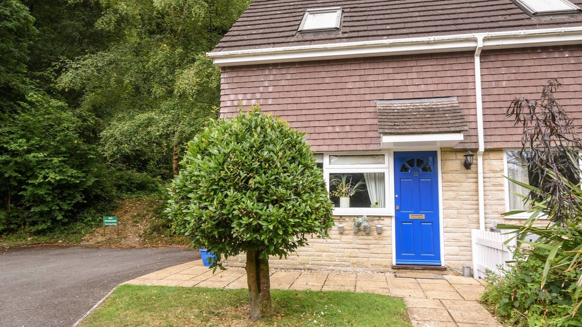 Charmouth Cottage | 52 FERNHILL HEIGHTS, pet friendly, with a garden in Charmouth