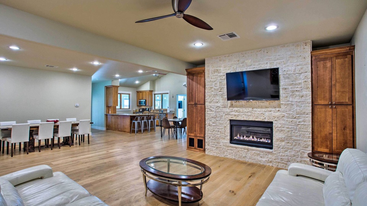 Sanger House | 53-Acre Ranch w/Stalls: Expansive Sanger Retreat