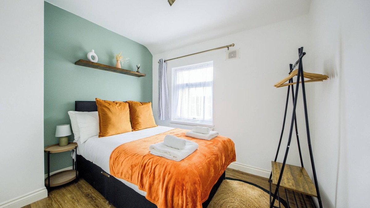 Acresford House | 53QMC Sleeps 9| Driveway |Pool Table I Parking