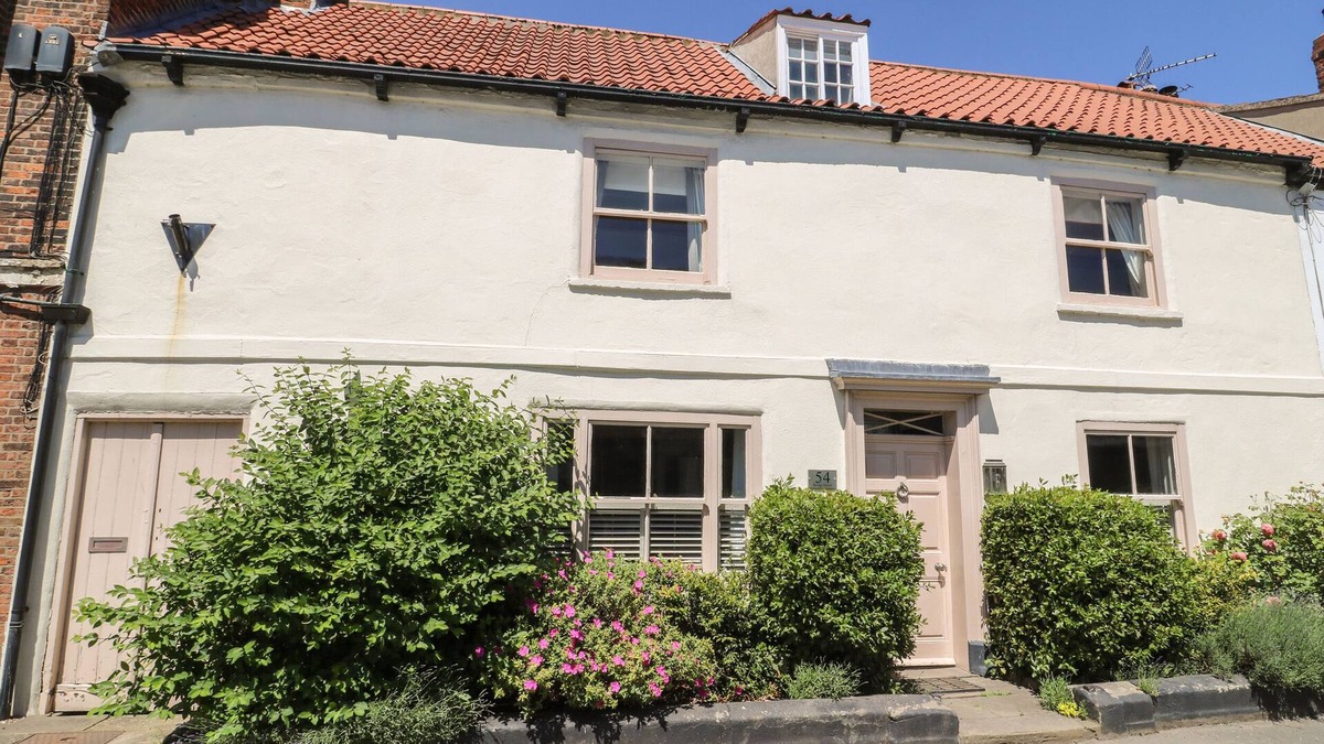 Brigg Cottage | 54 BRIDGE STREET, character holiday cottage, with open fire in Brigg