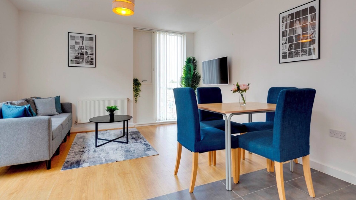 Trumpington Apartment | 54 Woodpecker Way · Modern apartment near Addenbrookes | Free parking | Pass the Keys