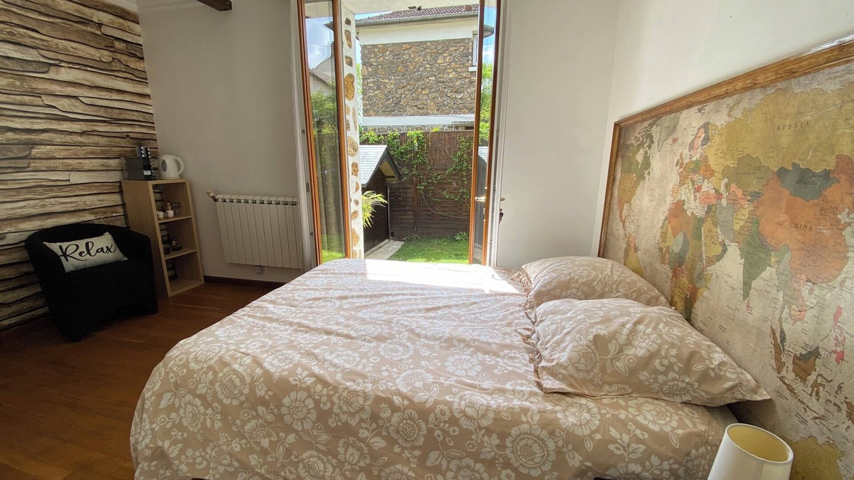 Maisons-Alfort Bed & Breakfast | 540 sq ft - full master suite and living room