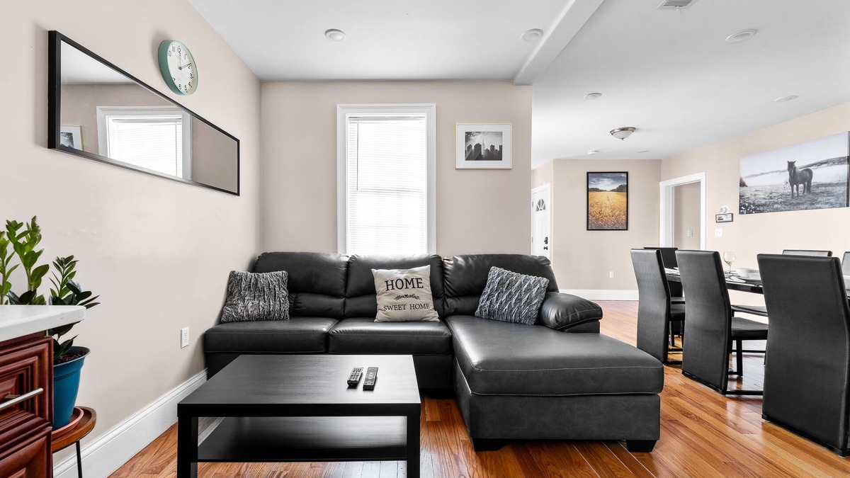 Quincy Apartment | 555-2 - 6BR - Quincy Spacious Apt near Perry Beach
