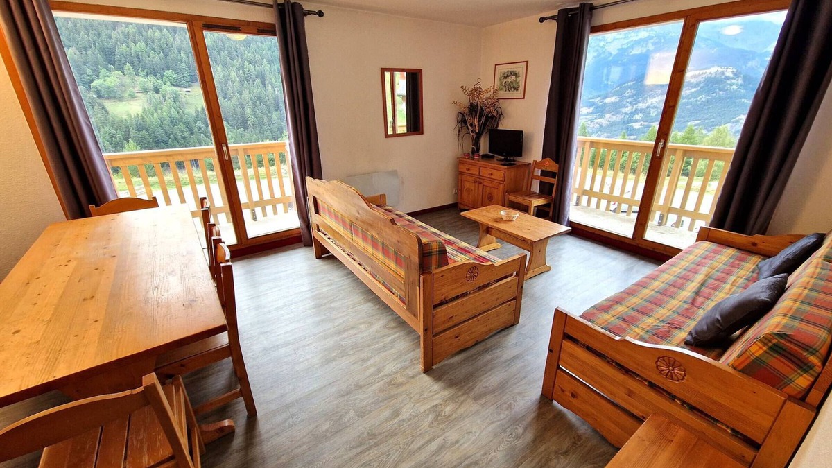 Valfrejus Apartment | 55m² Apartment with 2 balconies, near ski lift, sleeps 8-10