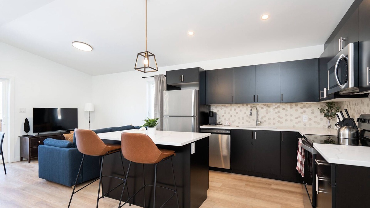 Winnipeg Apartment | (585 A) Charming 2BR Rosedale Retreat - Conveniently Close to Grant Park