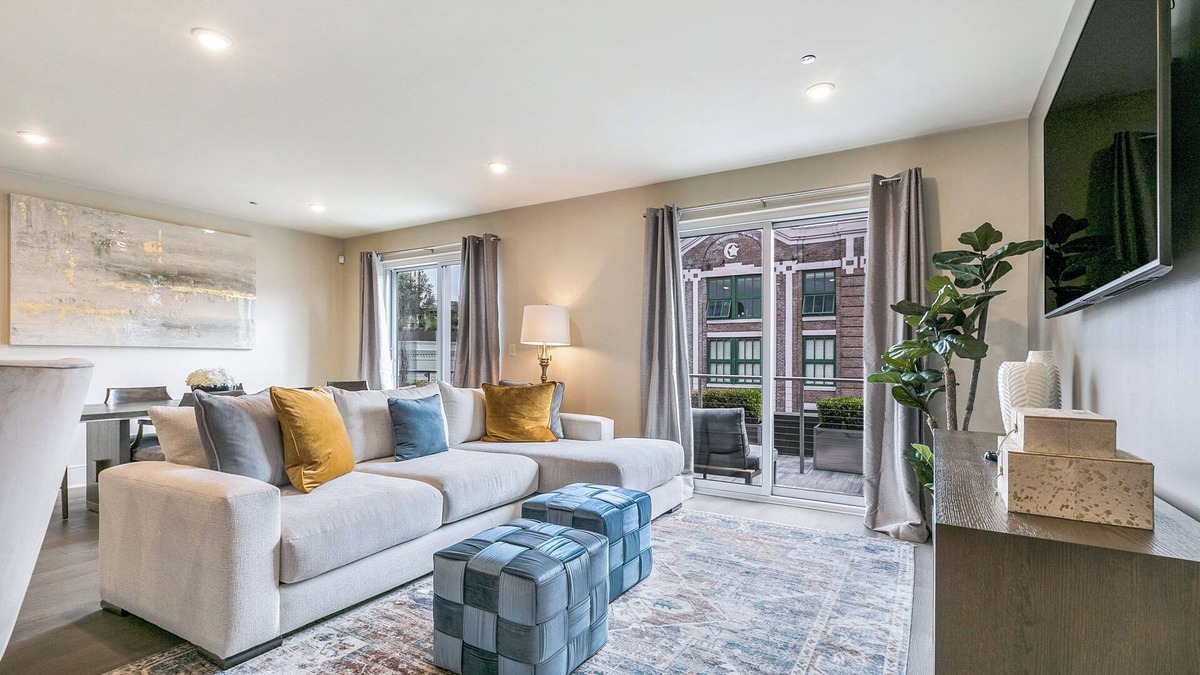 Central Business District Apartment | 5B/5.1B Penthouse with Large Private Balcony Overlooking City | The Creole Queen