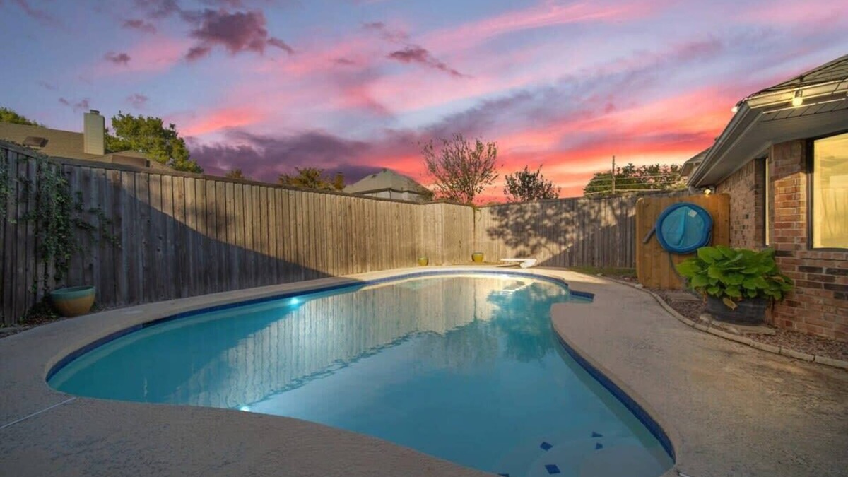 Richardson House | 5BD/3BA Bright & Cheerful + Backyard Pool Retreat
