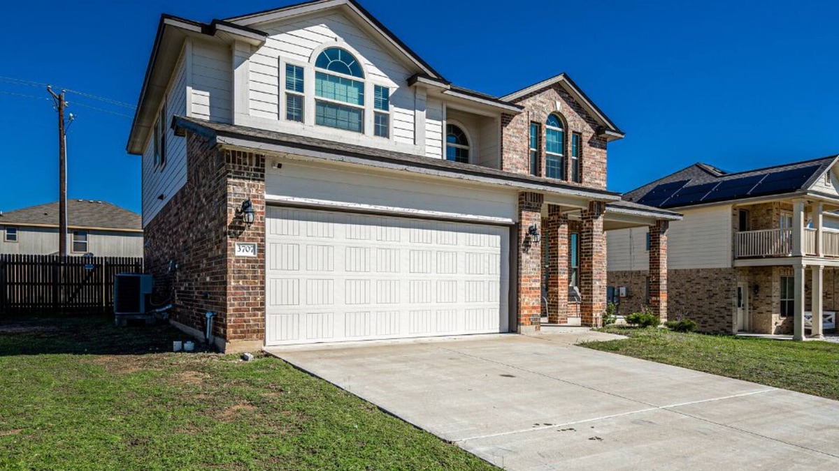 Killeen House | 5BD/3Bath w/HotTub and Back Yard - Perfect for Families or Military Roommates!nn