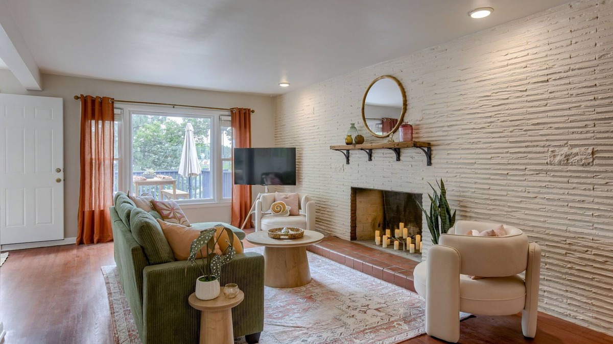 Westside House | 5BD Charming Home - Pool Table & Backyard