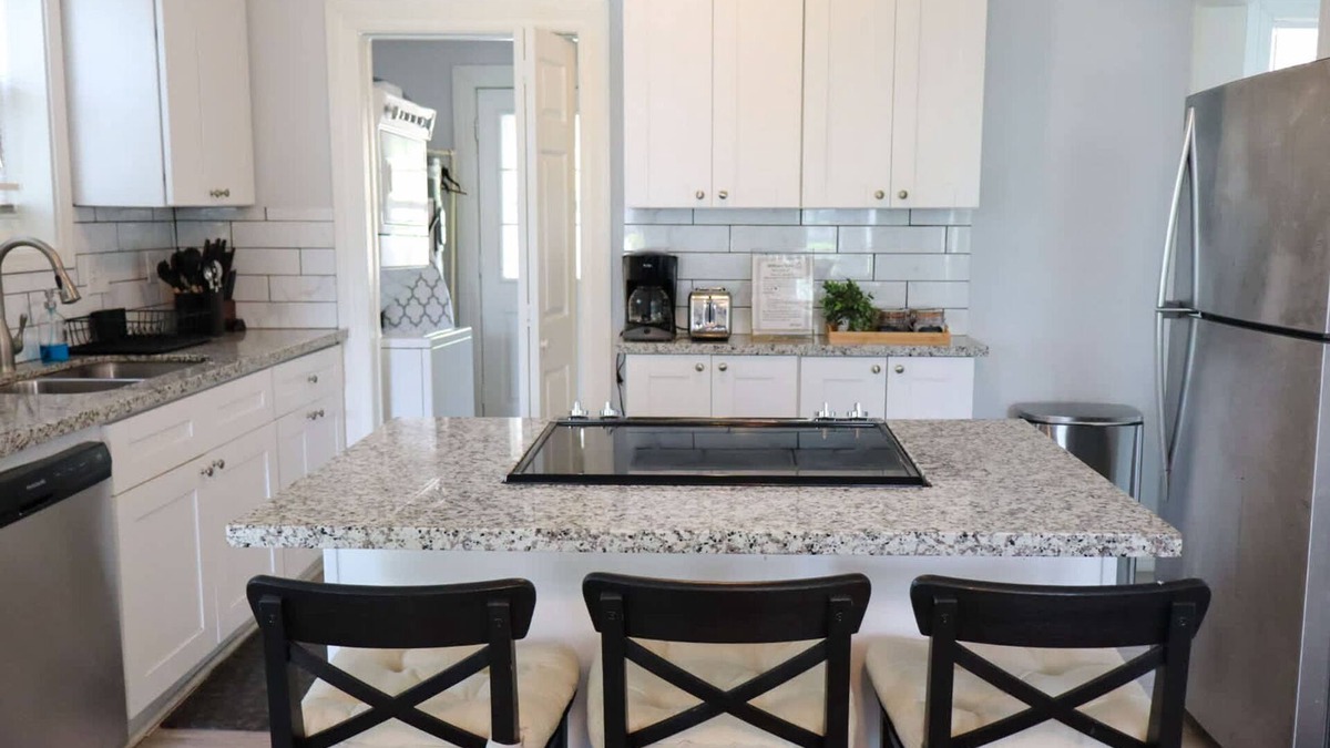 Riverside Terrace House | 5BD Historic Retreat Parking Fast Wi-fi L Groups