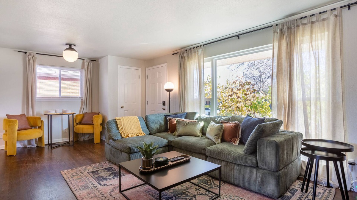 Twin Lakes House | 5BD Near Downtown - Movie Theater & BBQ Backyard