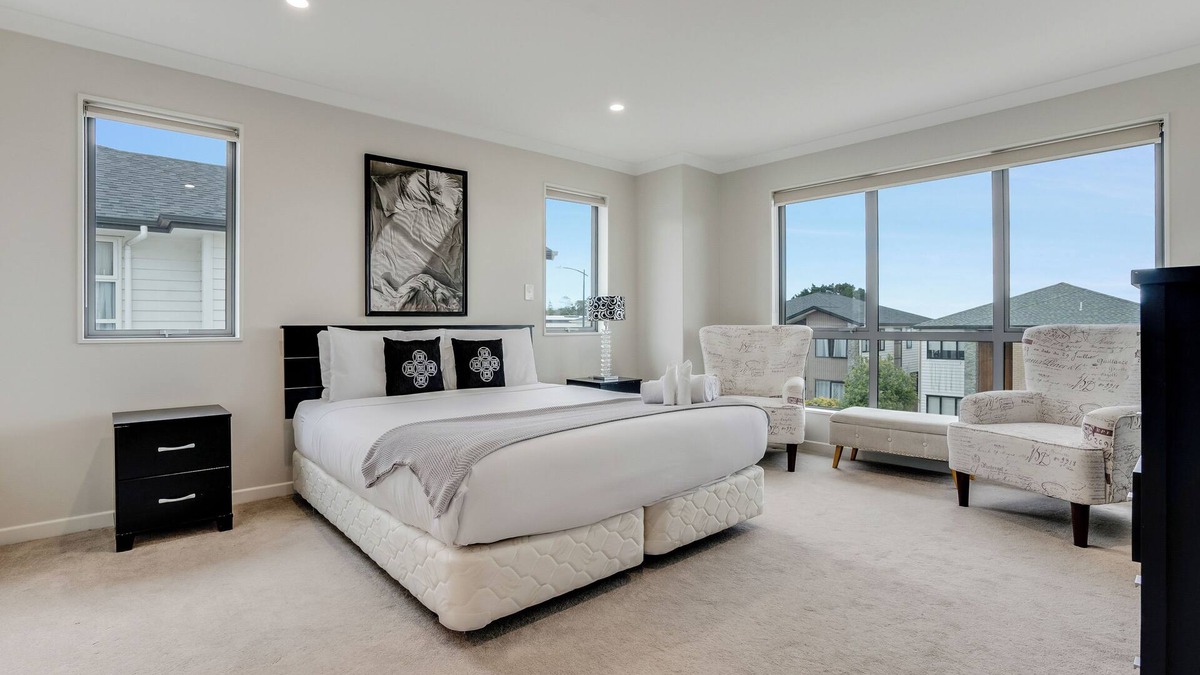 Flat Bush House | 5BDR FlatBush Mansion - Central Aircon, Fast WiFi, Pool Table, Netflix and More!