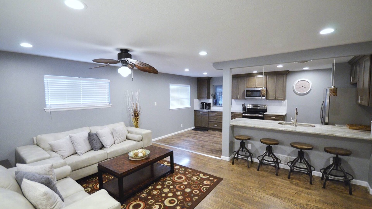 Jewell Heights - Hoffman Heights House | 5bdrms; 6King beds, 2kitchens, 2lvrms; Near Shops & Dining; 1block to Starbucks!