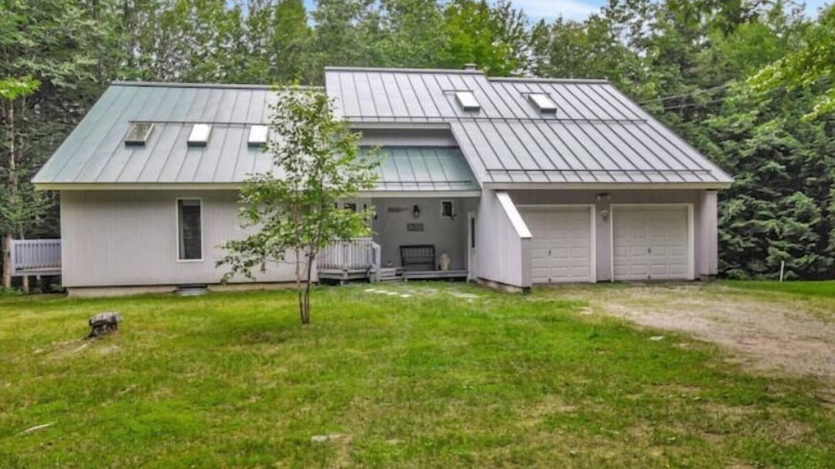 Belgrade House | 5BED HOUSE-HOT TUB, SAUNA, POOL TABLE, FIRE PIT, 3+ LG TV, PRIVATE LAKE FRONTAGE