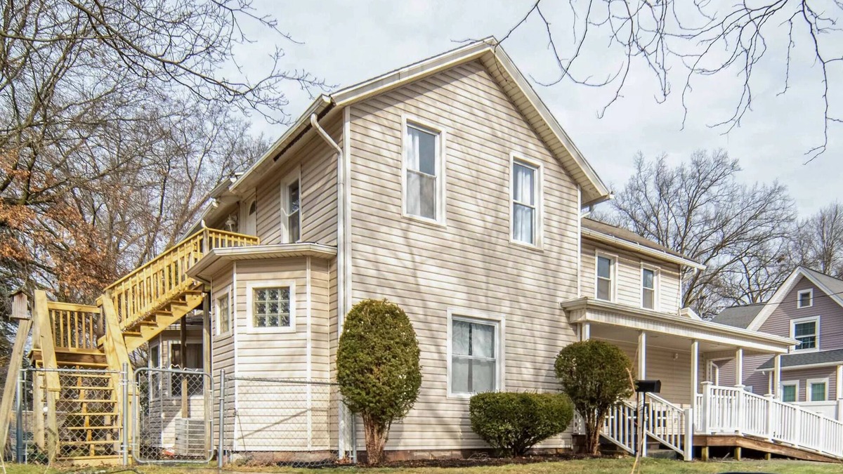 Cuyahoga Falls House | 5BedR, Sleeps 16, Big Yard, Game Room, Pet OK, CVNP