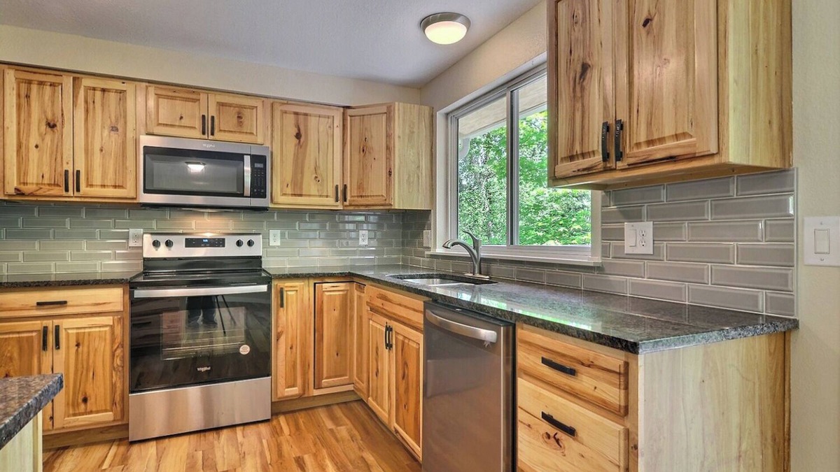 Parkwood House | 5BR 2BA Entire Home 2 Blocks Away From Golf Course