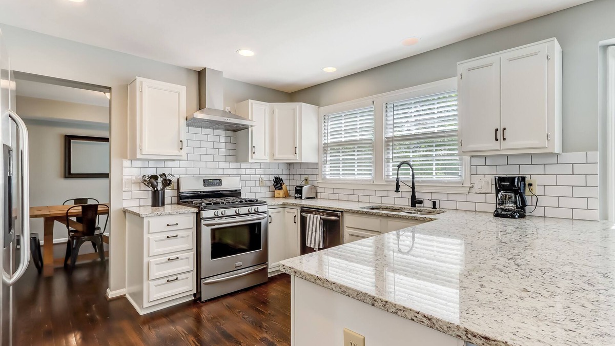 Duluth House | 5br 3.5ba Duluth home w movie theater & pool table