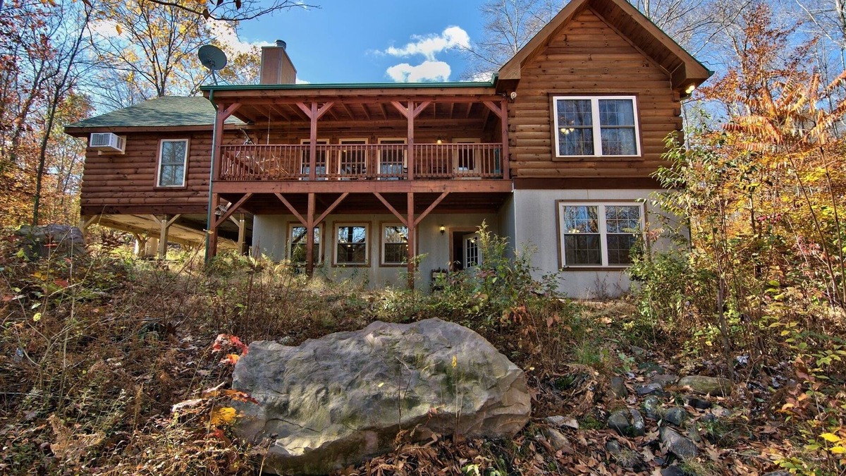 White Haven House | 5BR 3BA Cabin SLPS 18, Great For Bachelor Parties/Reunions, Free Linens. WIFIn