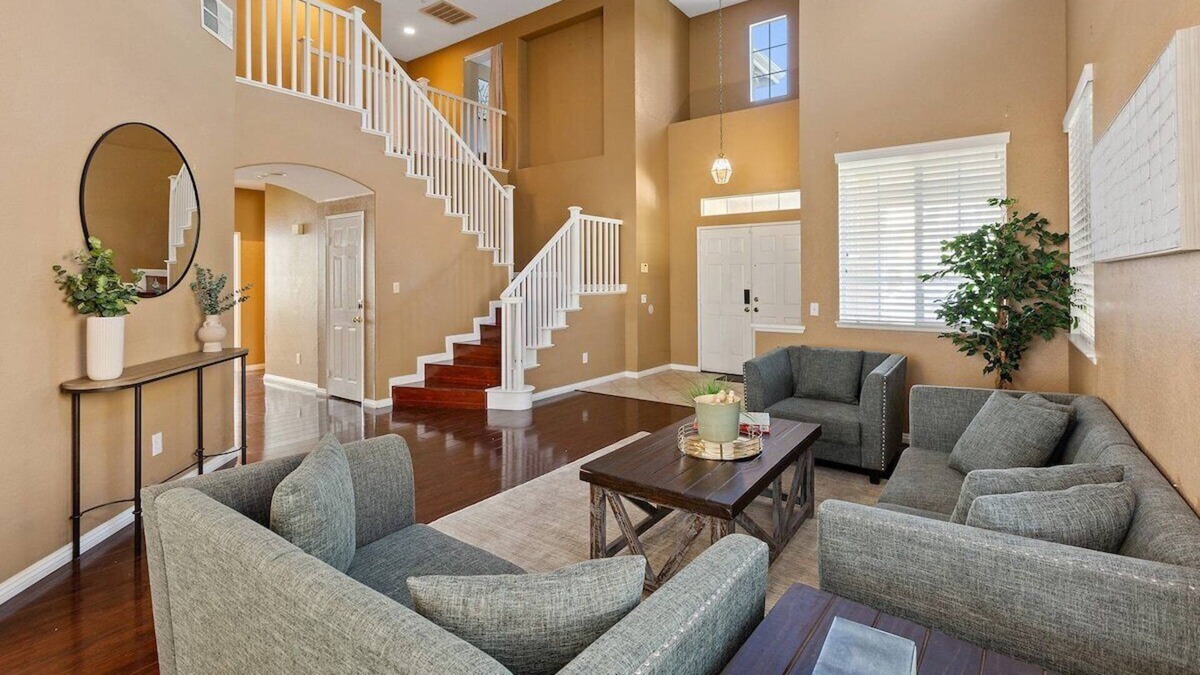 Riverside House | 5BR/3BA | Queen Beds | Family Home in Riverside
