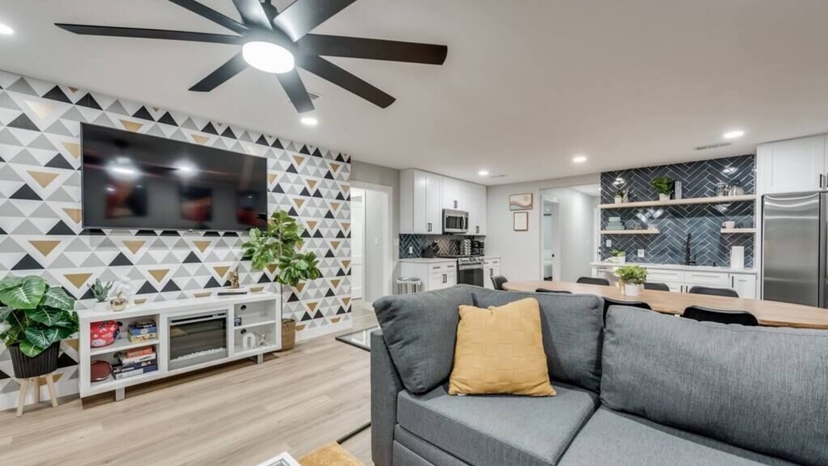 Denton House | 5BR/3BA walking distance to UNT with covered patio