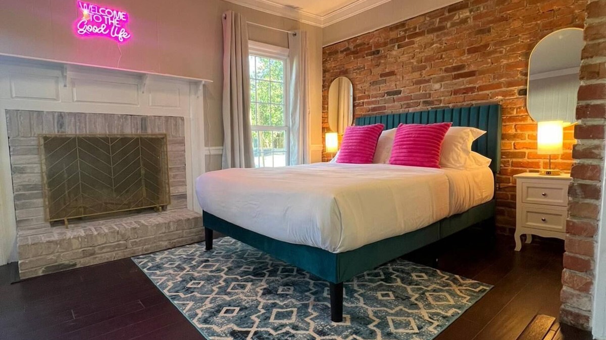 Fortson House | 5BR Art Deco Retreat : Hot Tub, BBQ & Family Fun