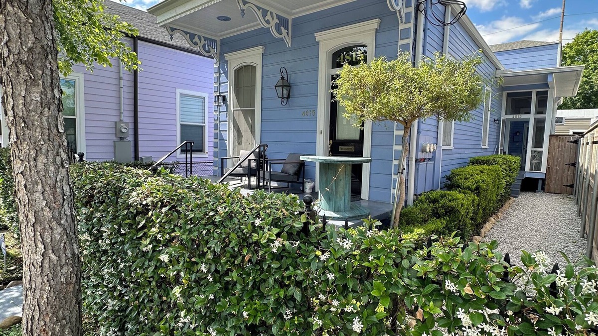 West Riverside House | 5BR Beautifully Restored Historic New Orleans Home-Privacy Gate & Screened Porch