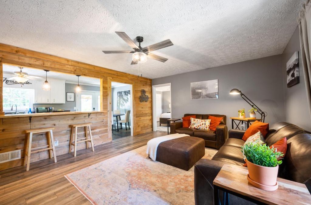 Woodstock House | 5BR Combined Units with Hot tub and Grill