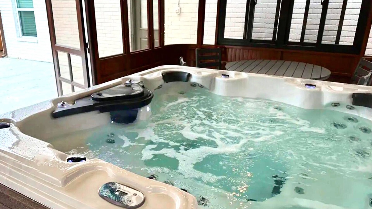 Central Oklahoma City House | 5BR Ensuite Baths | Near Lake Hefner | Hot tub, Kitchen, Laundry #CO