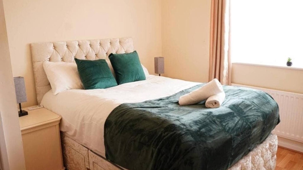 Sutton Coldfield House | 5BR Family Stay w/Garden & BBQ