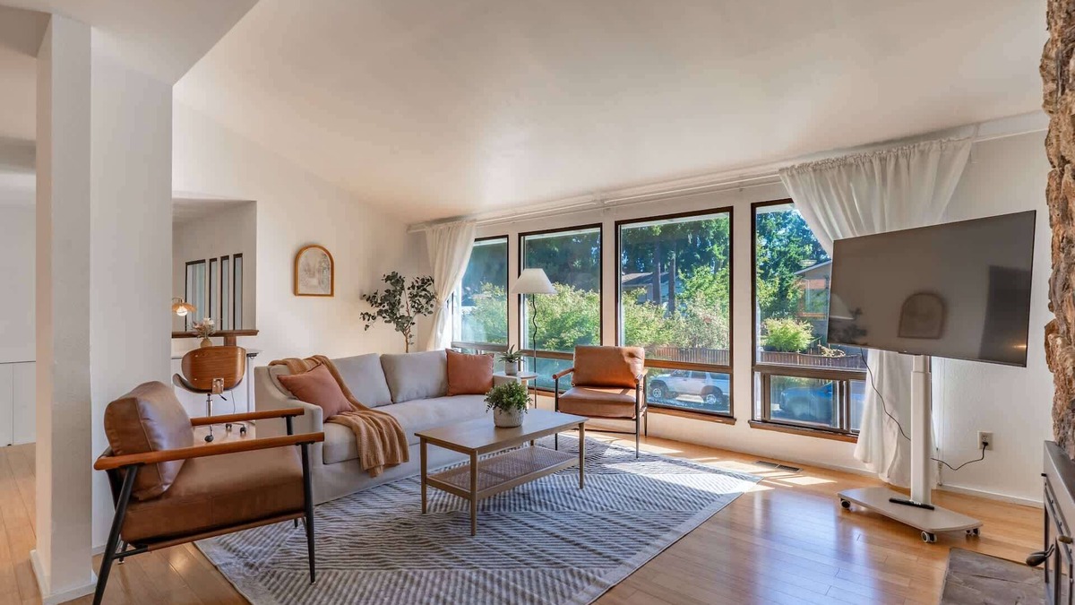 Grass Lawn House | 5BR Gem, Walk to Microsoft and Near Redmond DT